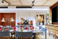 Baignée de lumière naturelle grâce à ses larges baies vitrées, la véranda de la Villa Marquis offre un écrin de verdure en plein Paris. Entourée de plantes luxuriantes et dotée d’un mobilier épuré, elle invite à la détente autour d’un petit-déjeuner gourm | © Villa Marquis