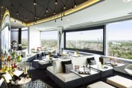 Installé dans un espace aux accents colorés et au mobilier design, ce second lieu de restauration offre une carte de tapas et de cocktails signatures. Idéal pour un afterwork ou un moment de détente, dans un cadre moderne ponctué d’œuvres d’art contempora | © Mélia La Défense