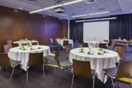 Intimiste et chic, la salle Cabaret du Meliá Paris La Défense se prête parfaitement aux spectacles, dîners-spectacles ou présentations dans un format convivial. Son éclairage modulable, sa scène intégrée et son mobilier sophistiqué créent une ambiance cha | © Mélia La Défense