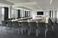 Modulable et entièrement équipée, cette salle de réunion profite d’une généreuse lumière du jour. Tables configurables, écrans haute définition et connexion ultra-rapide offrent un cadre professionnel idéal pour séminaires, workshops ou comités de directi | © Mélia La Défense