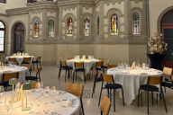 Nichée dans l’un des anciens réfectoires des Augustines, la salle de restauration du Carré Fourvière marie authenticité historique et confort contemporain. Ses longues tables en bois massif, ses chaises au design épuré et ses luminaires suspendus créent u | © Carré Fourvière