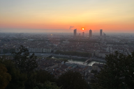 Perché au sommet de la colline de Fourvière, le Carré Fourvière se dévoile dans toute son ampleur. Cette vue plongeante révèle l’harmonie entre les bâtiments patrimoniaux aux toits de pierre blonde, les jardins en terrasses et le cloître central, le tout | © Carré Fourvière