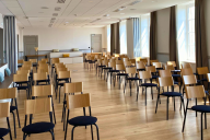 Spacieuse et majestueuse, la salle en configuration « théâtre » du Carré Fourvière accueille jusqu’à 500 spectateurs dans des rangées parfaitement alignées face à la scène du Grand Dôme. Les voûtes monumentales et la pierre blonde environnante confèrent à | © Carré Fourvière