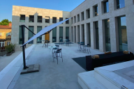 Suspendue au-dessus des toits de Lyon, la terrasse du Carré Fourvière offre un panorama exceptionnel sur la métropole et le fleuve Saône. Aménagée avec un mobilier élégant et des jardinières verdoyantes, elle invite à la détente lors d’un cocktail ou d’un | © Carré Fourvière