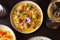 Une assiette signature dévoile une sélection de produits frais et de saison : légumes croquants, herbes aromatiques, tartines gourmandes et pâtisseries maison. Chaque création culinaire, sublimée par une présentation soignée, incarne l’esprit artisanal et | © L'Almanach Montmartre