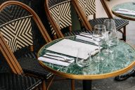 Perchée au dernier étage, la terrasse de l’Almanach Montmartre se dévoile comme un véritable écrin d’intimité au cœur de la ville. Meublée de banquettes en velours, de tables basses en bois brut et parsemée de plantes vertes, elle offre un panorama unique | © L'Almanach Montmartre