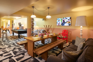 Dans un décor décontracté et modulable, la salle de réunion de Mama Shelter Paris East mêle tables en bois clair, chaises colorées et tableaux ludiques pour un cadre propice à la créativité. Équipée de paperboards, d’un vidéoprojecteur mobile et d’une con | © Mama Shelter Paris East