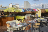 Ce second rooftop se distingue par son coin « chill » plus intime : chaises longues, poufs moelleux et petits contre-plaqués disposés autour de jardinières. Pensé comme un salon suspendu, il invite à la détente et à la discussion, à l’abri du tumulte pari | © Mama Shelter Paris East