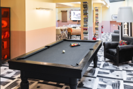 La salle de jeu de Mama Shelter Paris East est un véritable terrain d’expression ludique, pensée pour se détendre et s’amuser entre deux réunions ou en fin de journée. Baby-foot, billard et fauteuils colorés composent cet | © Mama Shelter Paris East