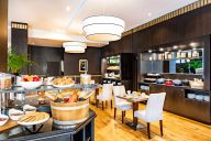 La salle des petits déjeuners offre un cadre lumineux et raffiné pour bien commencer la journée. Entre mobilier élégant, lignes épurées et ambiance feutrée, on y savoure un buffet généreux composé de produits frais : viennoiseries croustillantes, fruits d | © Relais Spa Val D'Europe