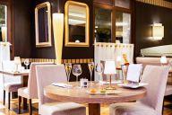 Le restaurant Ô Relais propose une cuisine française contemporaine dans un cadre chic et apaisant. Mobilier confortable, lumière douce et carte de saison en font un lieu idéal pour un déjeuner d’affaires ou un dîner en toute tranquillité. | © Relais Spa Val D'Europe