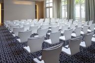 Moderne et fonctionnelle, la salle de réunion du Relais Spa Val d’Europe est pensée pour accueillir vos séminaires, réunions ou présentations dans des conditions optimales. Équipée des dernières technologies (écran, vidéoprojecteur, Wi-Fi haut débit), mod | © Relais Spa Val D'Europe