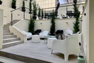 Nichée au calme, la cour extérieure offre un havre de tranquillité au cœur de Paris. Aménagée avec goût, végétalisée et équipée pour des pauses café ou des moments de détente, elle prolonge agréablement l’expérience de travail en plein air, dans un cadre | © Le 67 Meeting Place