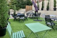 Les jardins du 67 Meeting Place offrent une véritable bouffée d’air au cœur du 17ᵉ arrondissement. Soignés, arborés et paisibles, ils constituent un cadre verdoyant idéal pour organiser des pauses, des moments de networking ou des réceptions en plein air. | © Le 67 Meeting Place