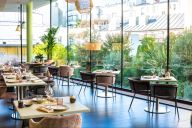Une cuisine raffinée aux inspirations locales et internationales, servie dans un cadre chic et lumineux. | © Renaissance Arc de Triomphe