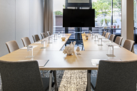 Un espace moderne et modulable, idéal pour vos réunions, séminaires ou présentations professionnelles. | © Renaissance Arc de Triomphe