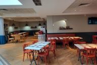 Une table raffinée aux saveurs soignées, idéale pour vos pauses gourmandes et déjeuners d’affaires. | © Hôtel Mercure Paris Roissy Charles de Gaulle