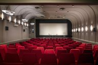 Une salle tout équipée, parfaite pour vos conférences, projections ou prises de parole à fort impact. | © HOTEL DU PORT