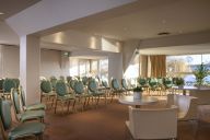 Un cadre fonctionnel et lumineux, pensé pour des échanges efficaces en petit ou moyen comité. | © HOTEL DU PORT