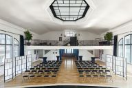 Disposition assise face à la scène, parfait pour présentations et séminaires