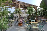 Un coin de verdure en plein Paris, parfait pour vos pauses, apéritifs ou événements en extérieur. | © La Bellevilloise