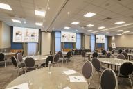 Espace équipé et élégant pour vos prises de parole. | © Hôtel L'Elysée Val d'Europe