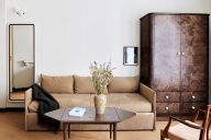 Une suite spacieuse et élégante avec vue sur les toits de Paris, parfaite pour un séjour raffiné et inspirant. | © Hôtel Rochechouart