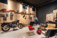 Volume traversant, murs bruts et lumière naturelle : un écrin singulier pour vos expositions, shootings ou événements. | © La Fabrique Générale