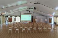 Un vaste écrin baigné de lumière, pensé pour sublimer vos événements les plus ambitieux. | © Manoir de Villefermoy