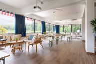 Une salle chaleureuse et lumineuse, idéale pour vos moments de partage et de célébration. | © Hôtel La Coudraie