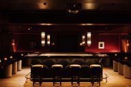 Un espace festif et feutré, idéal pour prolonger la nuit autour d’un cocktail ou d’un moment musical dans une ambiance intimiste | © Hôtel Rochechouart