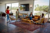 Salon idéal pour des réunions, ateliers ou moments de convivialité en petit comité. | © Domaine Les Étangs de la Bassée