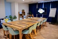 Des salles tout équipées pour des échanges efficaces… les pieds (presque) dans le sable. | © Sand Fabrik