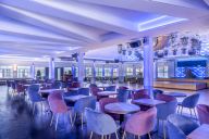 Un vaste espace central, idéal pour cocktails, dîners ou soirées dansantes sous la boule à facettes. | © Chalet Du Lac