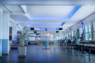 Le Salon Tournesol, lumineux le jour, intimiste le soir : un cocon élégant pour accueillir vos invités en toute convivialité | © Chalet Du Lac