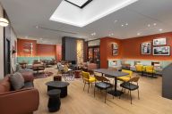 Un lieu de vie élégant et décontracté, idéal pour se retrouver, échanger ou faire une pause dans une ambiance chaleureuse et design. | © Canopy by Hilton Paris Trocadero