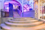 Une arrivée soignée et accueillante, pour poser dès les premiers pas le ton de votre événement. | © Salon Des Miroirs