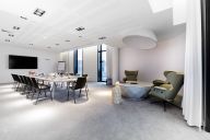 Une salle spacieuse et entièrement équipée pour vos conférences, plénières ou présentations d’envergure. | © Pullman Roissy CDG Airport