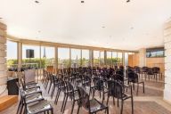 Un espace élégant baigné de lumière, avec une vue directe sur la Tour Eiffel pour des moments tout simplement inoubliables. | © La Terrasse des Champs-Elysées