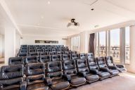 Confort absolu, écran géant et ambiance feutrée : l’endroit parfait pour vos projections privées ou présentations immersives. | © La Terrasse des Champs-Elysées