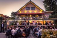 Un cadre inspirant entre architecture soignée et ouverture sur l’environnement, parfait pour vos plus belles réceptions. | © Le Chalet des Îles