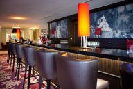 Un comptoir chic et convivial, idéal pour prolonger vos événements autour d’un cocktail ou d’un verre entre collègues. | © Clarion Paris CDG Airport