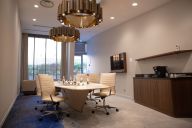 Un cadre confortable et modulable, propice aux discussions informelles comme aux moments de pause raffinés. | © Clarion Paris CDG Airport