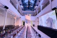 Jeux de lumières, ambiance festive et énergie collective : la magie opère dès la nuit tombée. | © ELECTRIC PARIS