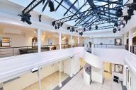 Un niveau baigné de lumière naturelle, offrant une vue plongeante sur l’ensemble du lieu — idéal pour créer un temps fort à part ou un espace VIP. | © ELECTRIC PARIS