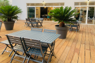 Un écrin en plein air, idéal pour prendre l’air entre deux sessions, organiser un cocktail estival ou simplement profiter d’un moment de détente au soleil. | © LE 58 MEETING PLACE