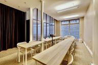 Un volume généreux, baigné de lumière, idéal pour vos conférences, workshops ou événements d’envergure. | © Kaskad République