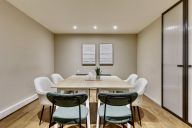 Un lieu intimiste et cosy, parfait pour des réunions confidentielles, des interviews ou des moments de calme entre deux temps forts. | © Kaskad République