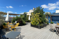 Un cadre modulable et chaleureux pour accueillir vos cocktails, afterworks ou célébrations professionnelles dans une ambiance détendue. | © Le Karé