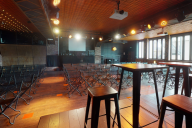 Un espace polyvalent et inspirant, parfait pour vos ateliers créatifs, captations, séances photo ou réunions en petit comité. | © Le Karé